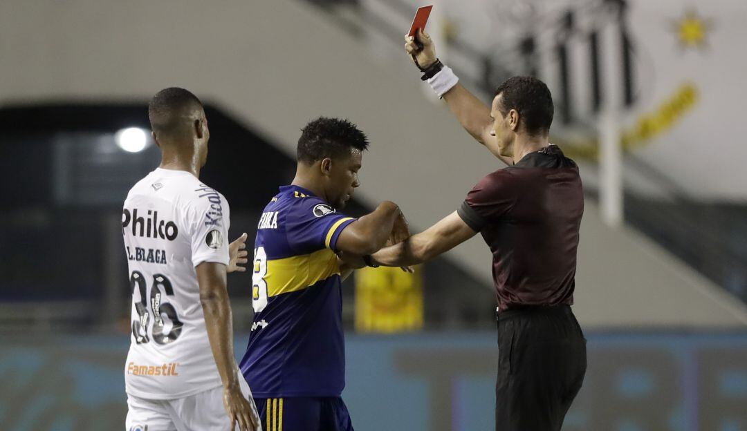 Frank Fabra fue expulsado por Wilmar Roldán por agredir a un jugador de Santos en las semifinales de la Copa Libertadores.
