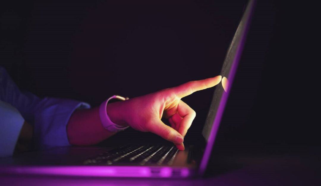 Este hombre está ofreciendo cursos y servicios médicos, utilizando distintivos de United Hatzalah Colombia