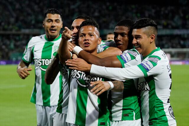 Los jugadores de Nacional festejan el primer gol del partido / Colprensa.