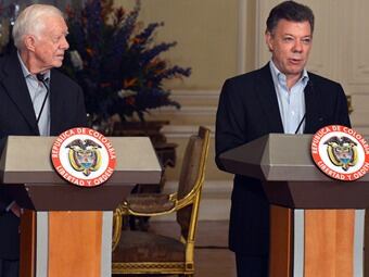 El presidente Santos habla al término de su reunión con el expresidente Carter. Foto: Presidencia