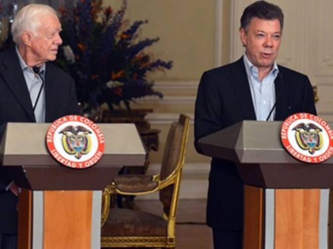 El presidente Santos habla al término de su reunión con el expresidente Carter. Foto: Presidencia