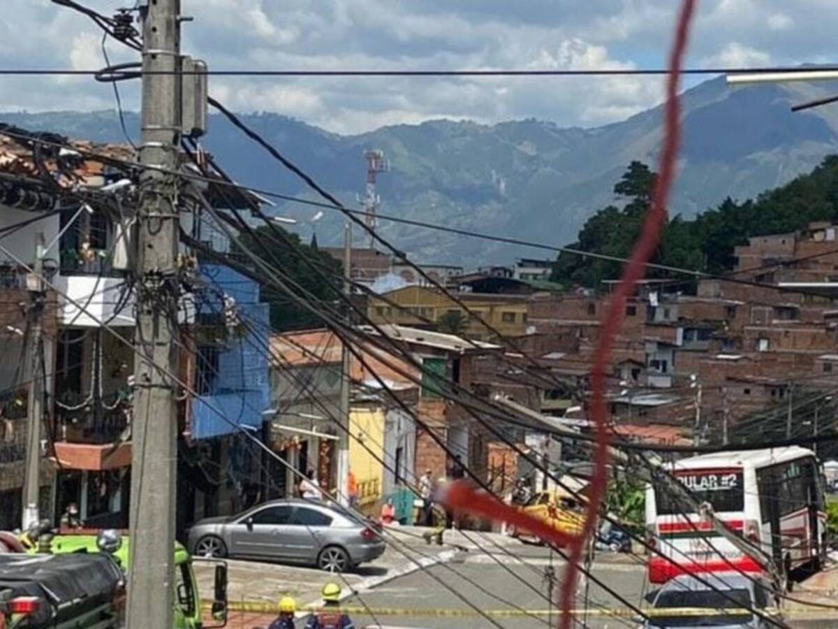 3 heridos, postes derribados y casas afectadas deja choque múltiple
