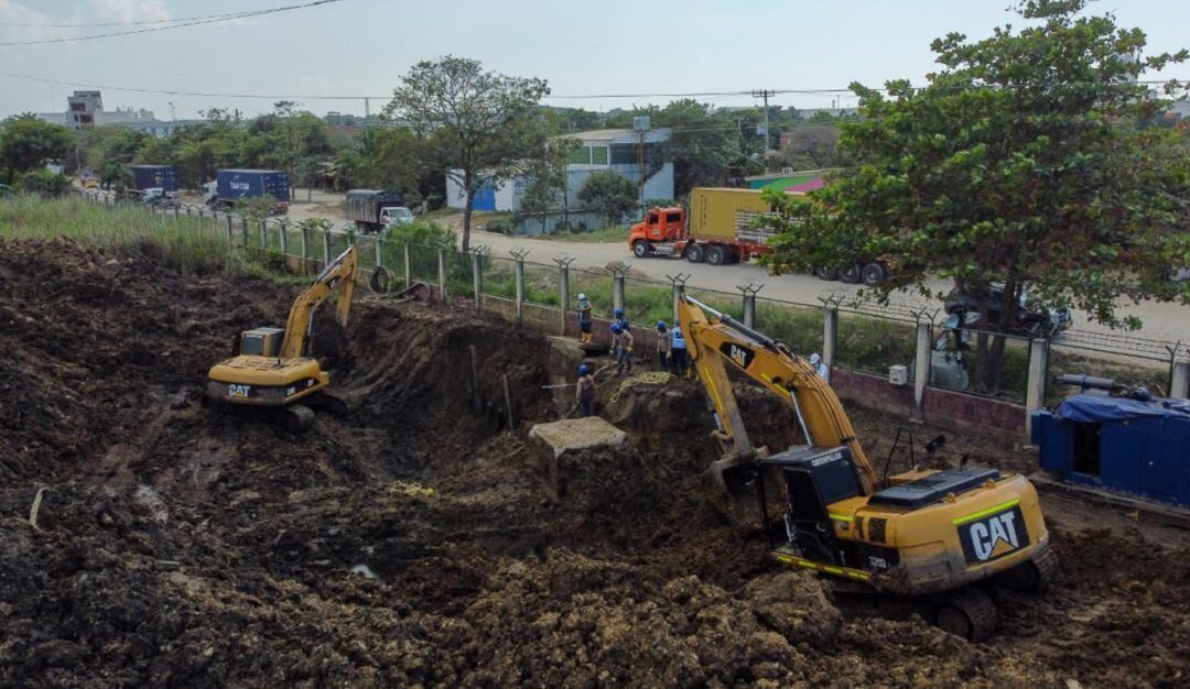 Las labores son complejas y se han dificultado porque esta tubería se encuentra a unos siete metros de profundidad
