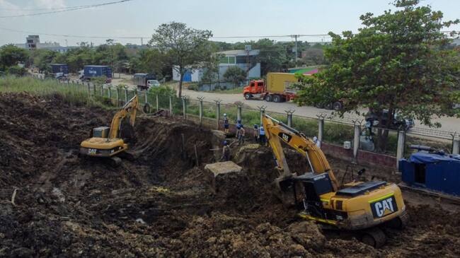 Las labores son complejas y se han dificultado porque esta tubería se encuentra a unos siete metros de profundidad