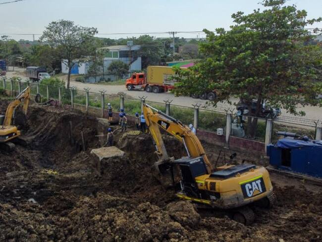 Las labores son complejas y se han dificultado porque esta tubería se encuentra a unos siete metros de profundidad