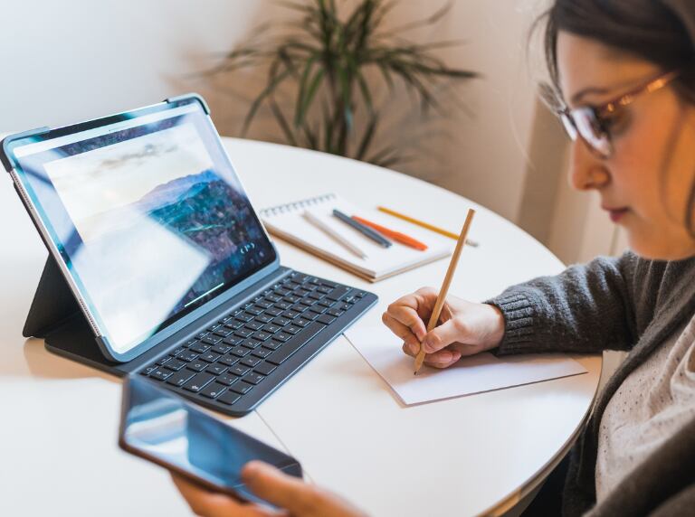 Getty Images / Mujer estudiando virtual