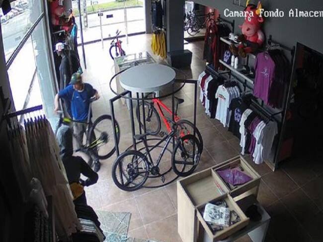Roban bicicleta de una de las tiendas del ciclista Rigoberto Uran