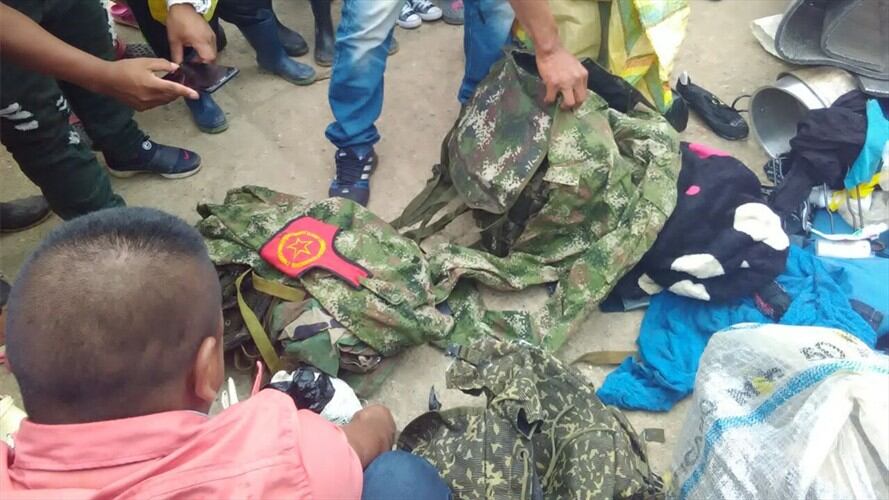Las comunidades realizaban labores de control territorial y encontraron elementos bélicos que al parecer fueron abandonados por los sujetos que sostuvieron fuertes combates.. Foto: Cortesía: Acin