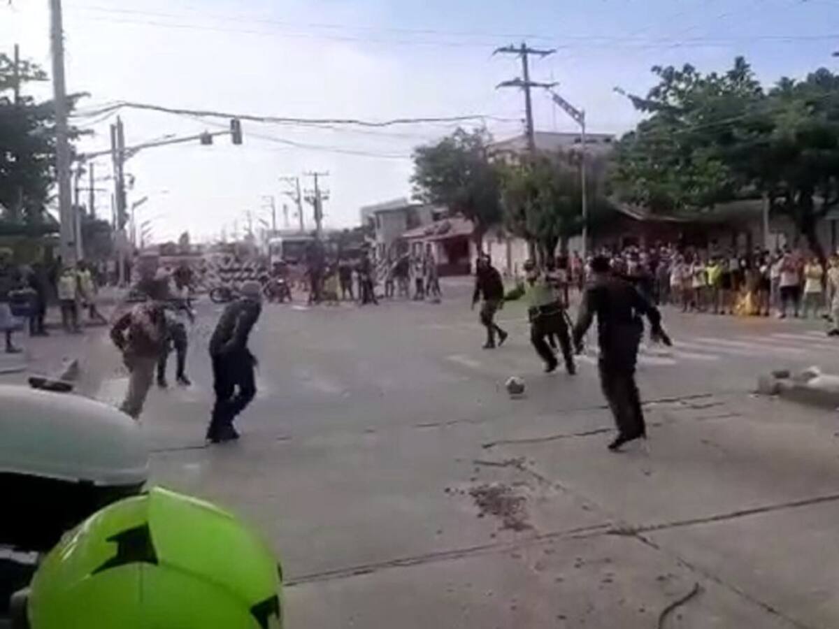 Con un partido de fútbol Policía y manifestantes despejan vía