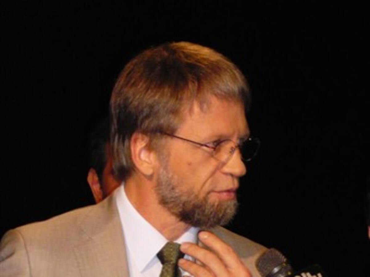 Enfrentamiento Chávez-Santos coincide con avance de Mockus en encuestas