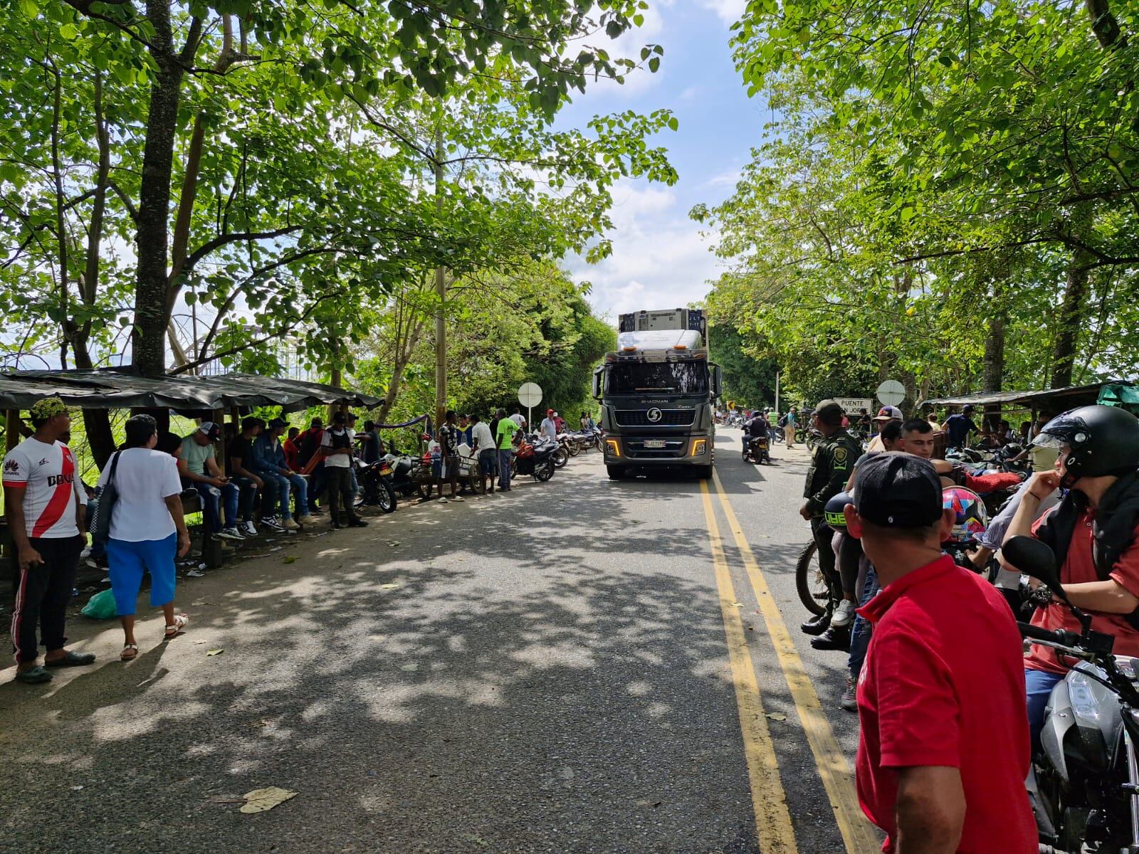 Paso humanitario en el bloqueo al Puente del San Jorge. Foto: El Meridiano.