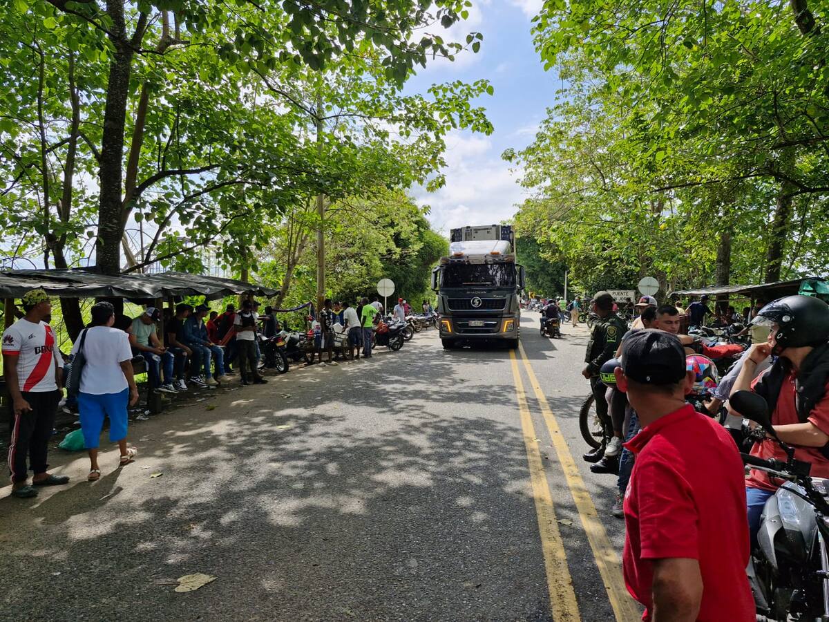 Mineros y autoridades logran habilitar paso regulado en el bloqueo al Puente del San Jorge