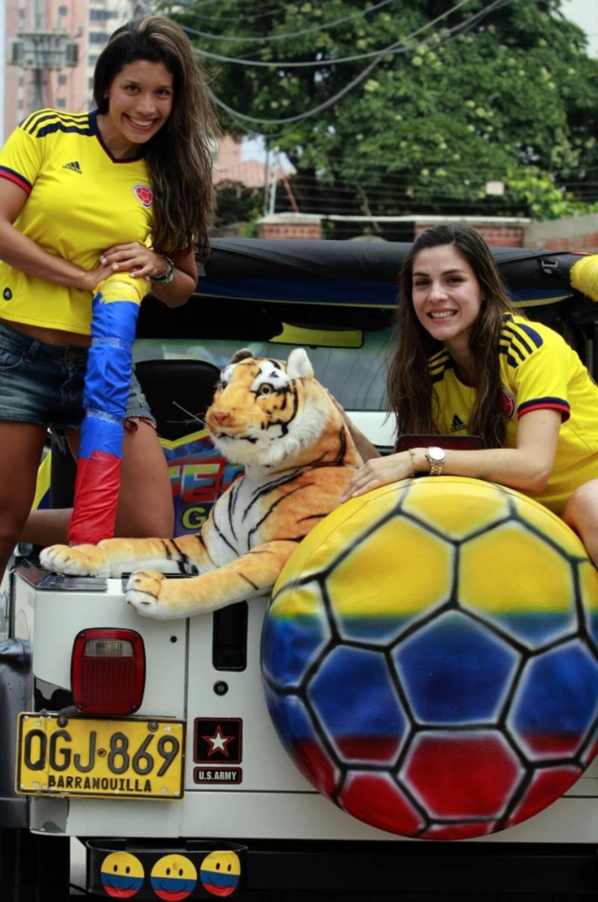 Los hinchas acompañan a la Selección en las calles de la capital del Atlántico y esperan celebrar la clasificación.