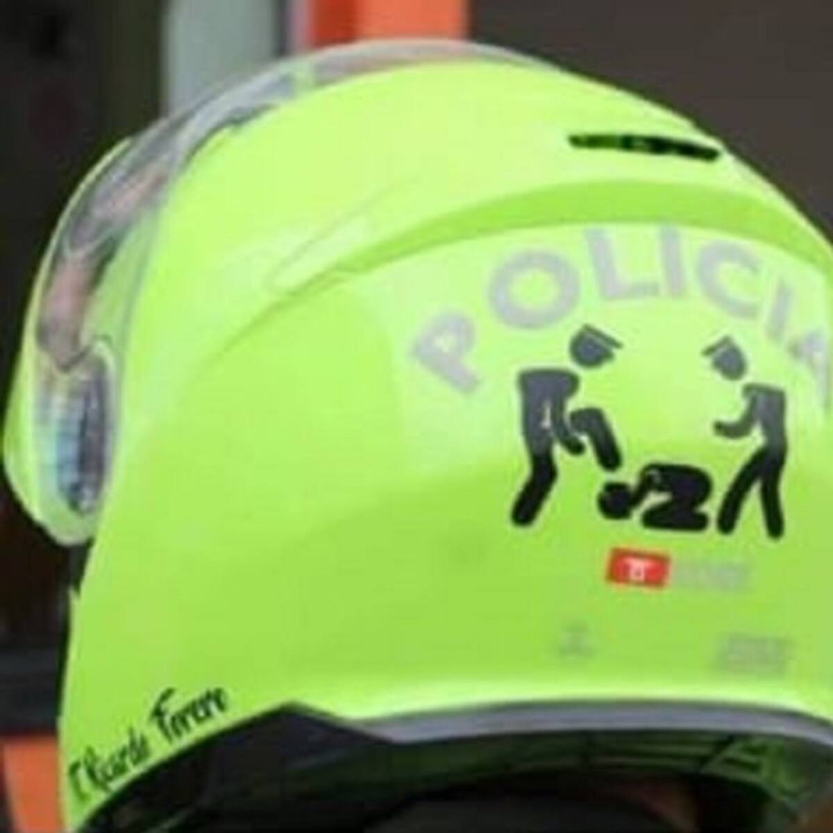 Policía con calcomanía ofensiva en su casco fue trasladado de Pensilvania