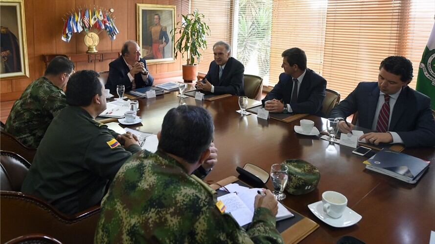 El ministro de Defensa, Luis Carlos Villegas acompañado del Comandante de las FFMM y el Director de la Policía. Foto: Ministerio de Defensa.