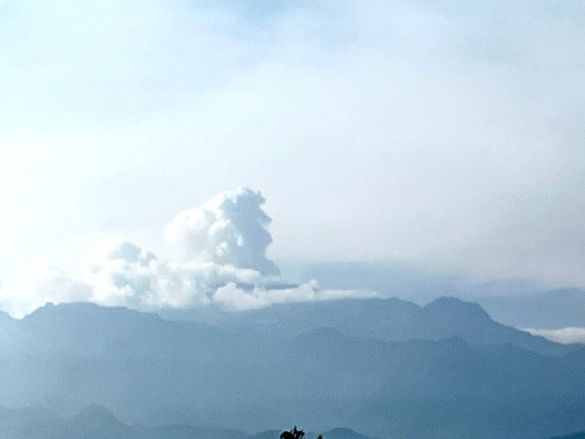 Continúa la sismicidad y la emisión de ceniza del Volcán Nevado del Ruiz