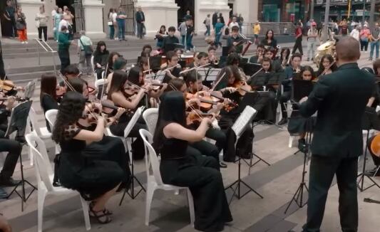 160 jóvenes del municipio interpretando la nueva versión del himno. Foto: Alcaldía de Envigado.