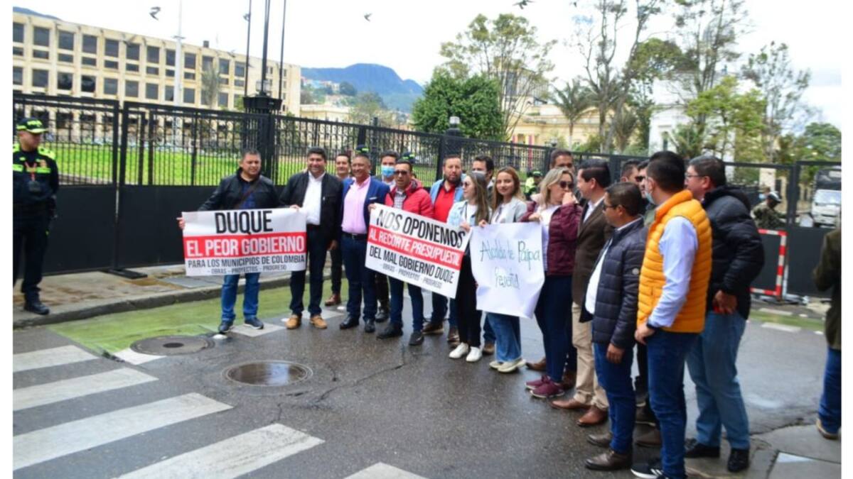 Alcaldes de municipios de cuarta hasta sexta categoría protestan en Bogotá