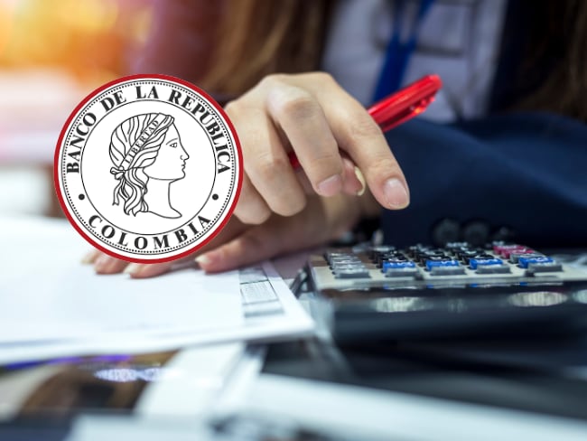 Persona con una calculadora // Getty Images // Logo Banco de la República // Crédito: Banco de la República