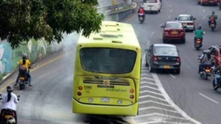 Pánico por incendio de un bus en Bucaramanga