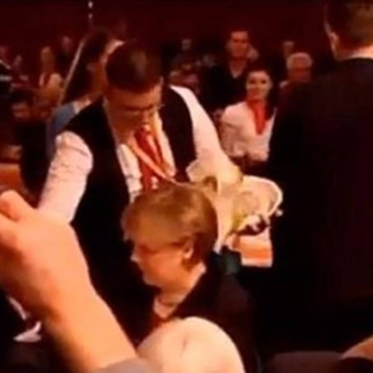 Un mesero 'baña' en cerveza a la canciller alemana Angela Merkel