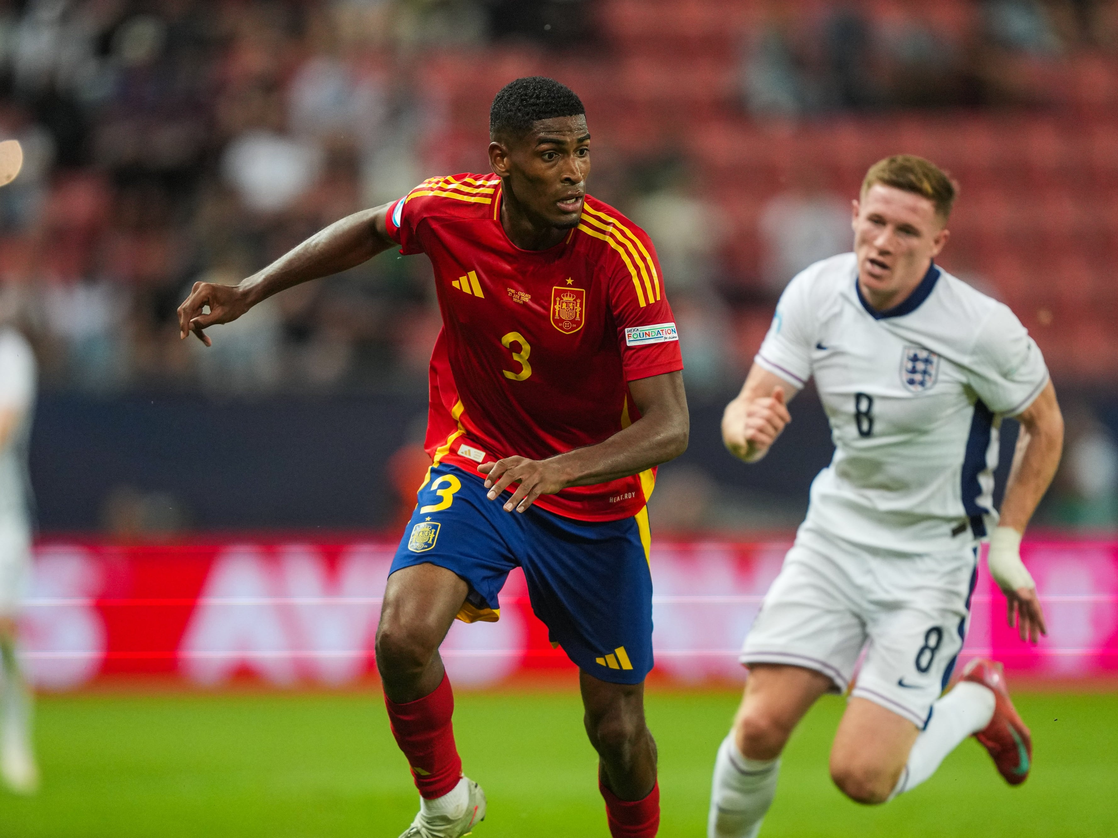 Christian Mosquera enfrenta a Inglaterra en un partido de la selección España Sub-21. (Photo by Christian Hofer/Getty Images)