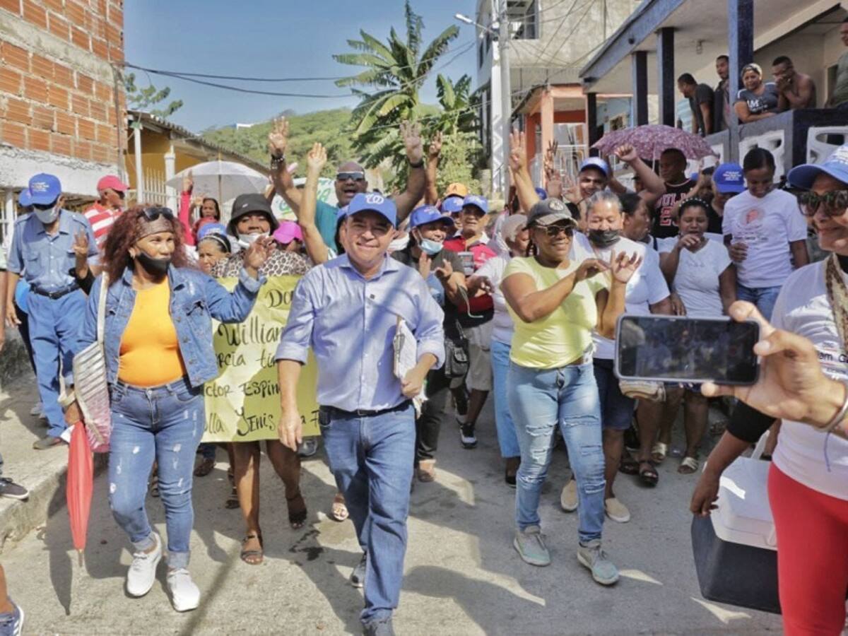 William García Tirado llegó con la ‘Firmatón Nocturna’ a El Pozón