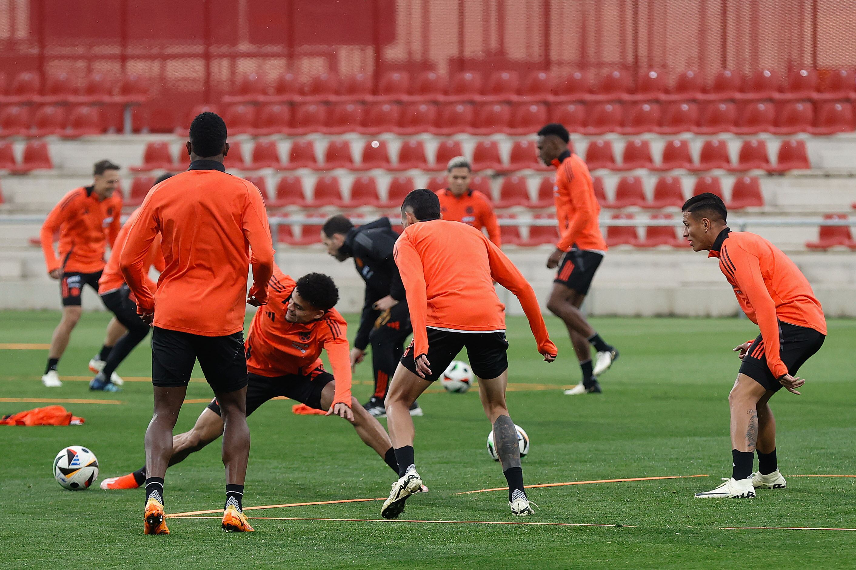ALCALÁ HENARES (COMUNIDAD DE MADRID), 25/03/2024.- Luis Fernando Díaz (2i) de la selección de Colombia durante un entrenamiento este lunes, en la Ciudad Deportiva Cívitas Alcalá Henares (Comunidad Madrid). Alentada por derrotar a España 1-0 en Londres, la selección colombiana de fútbol se enfrentará este martes en Madrid a Rumanía, un equipo que hizo vivir pesadillas a los suramericanos en los mundiales de Estados Unidos 1994 y Francia 1998.