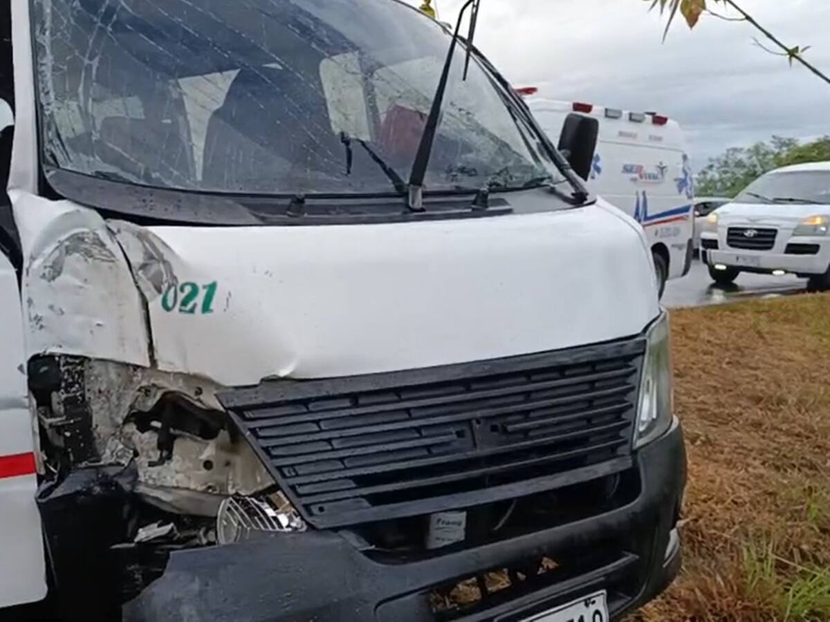 Ruta escolar terminó contra un poste en la variante de Ibagué