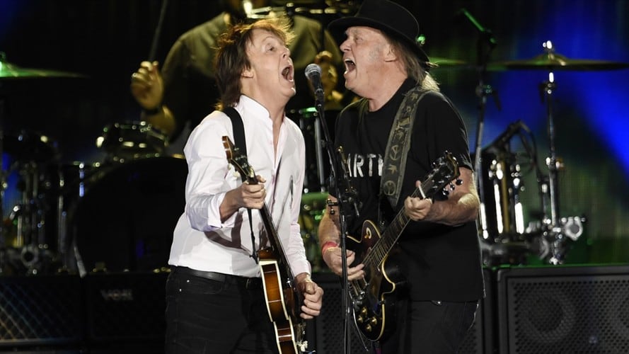 Paul McCartney, izquierda, y Neil Young. Foto: Associated Press - AP - Chris Pizzello