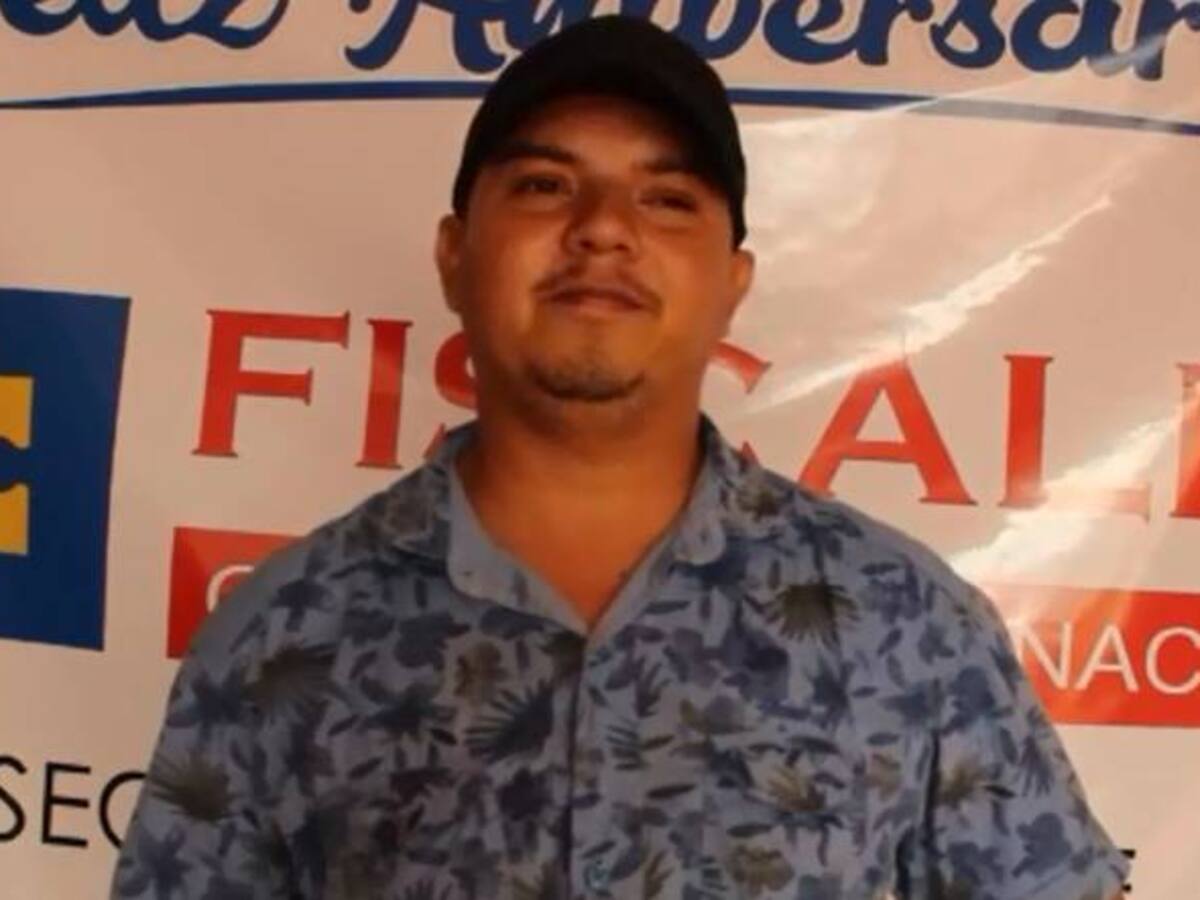 Se entregó hombre que quedó grabado en un vídeo destruyendo un semáforo