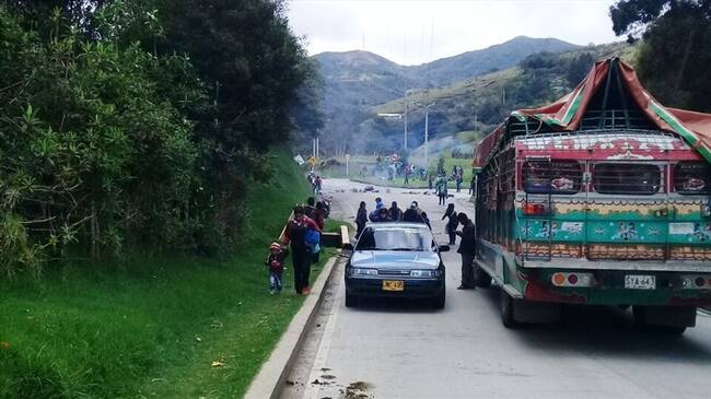 Indígenas bloquearon Transversal del Libertador en Totoró, Cauca | Video: Indígenas del resguardo Zenú bloquean vía Chinú-Sampués. Foto: Foto: Cortesía Sucesos Cauca | Video: Claudia Hernández