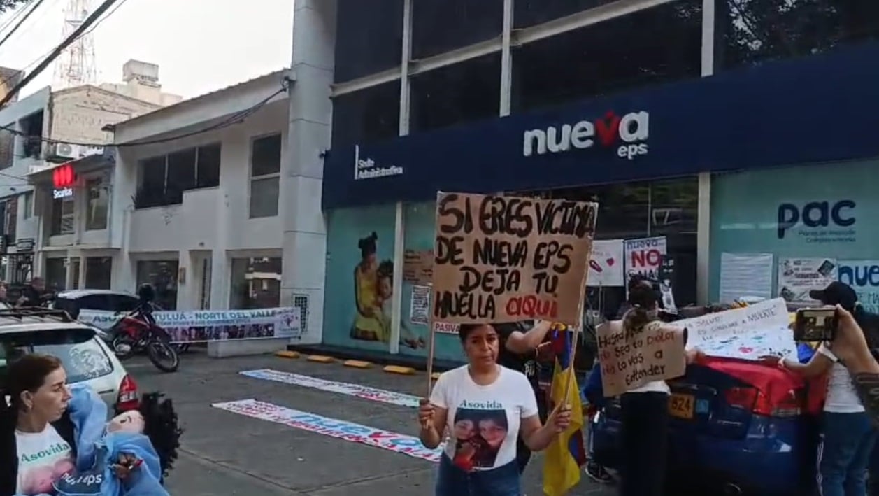 Protestas frente a la Nueva EPS en Cali