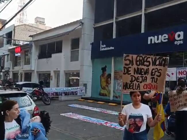 Protestas frente a la Nueva EPS en Cali