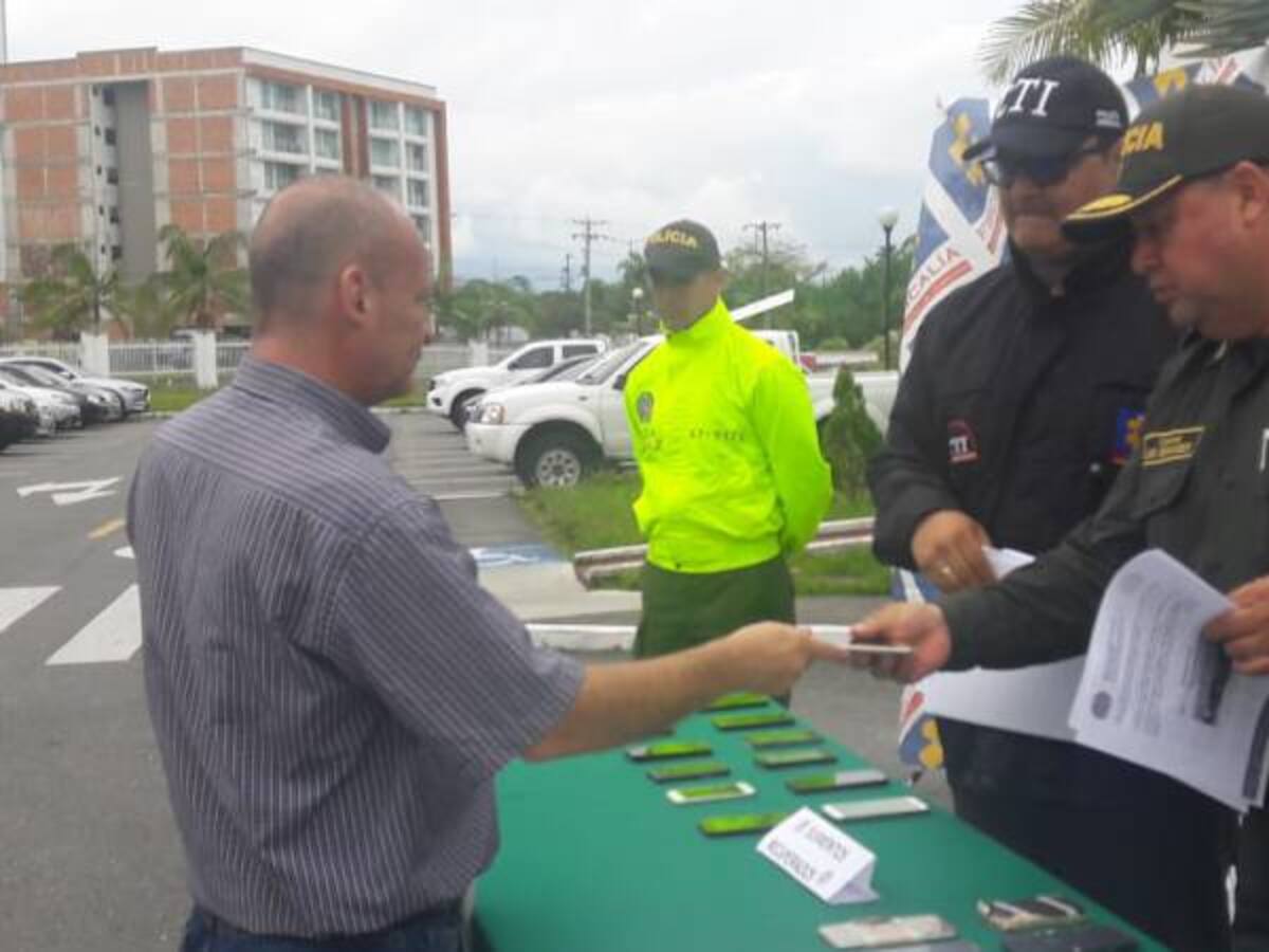 Policía recupera 77 celulares robados y los devuelve a sus dueños