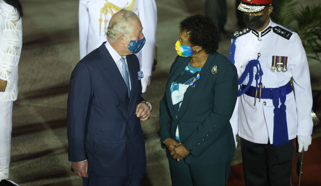 El príncipe Carlos y la gobernadora Sandr Mason