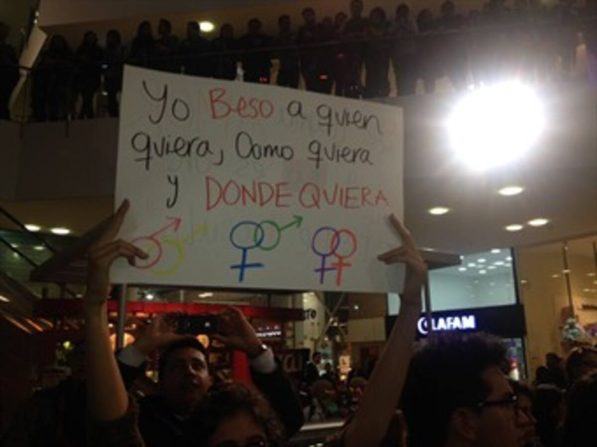 Masiva ‘besatón’ en centro comercial de Bogotá contra la discriminación