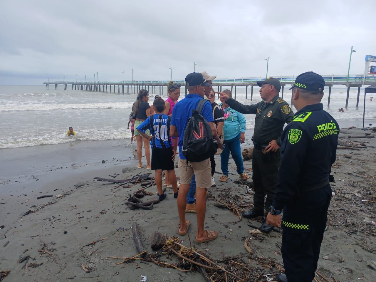 La Policía hace cumplir el decreto que prohíbe el ingreso de bañistas al mar en Moñitos, Córdoba