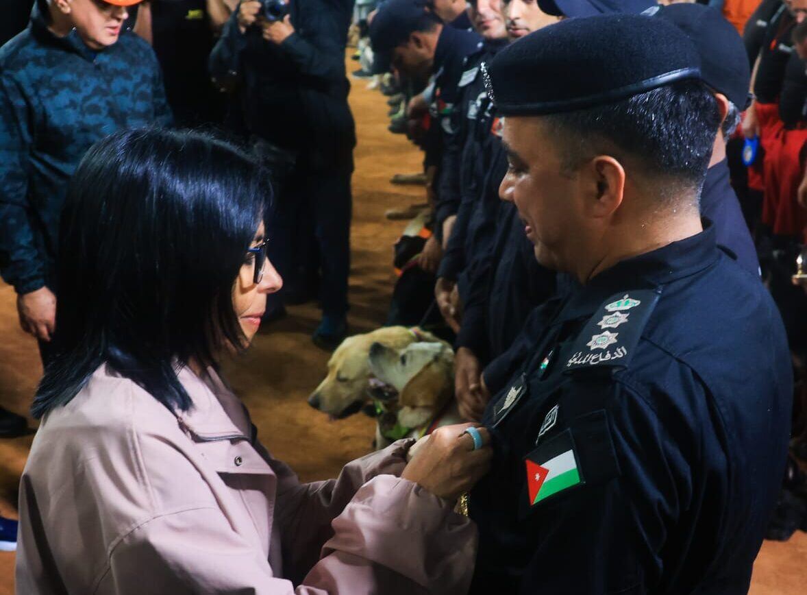 Delcy Rodríguez condecora rescatistas que trabajaron en La Guaira buscando sobrevivientes a los terremotos.
(Foto:   Cancillería de Venezuela)