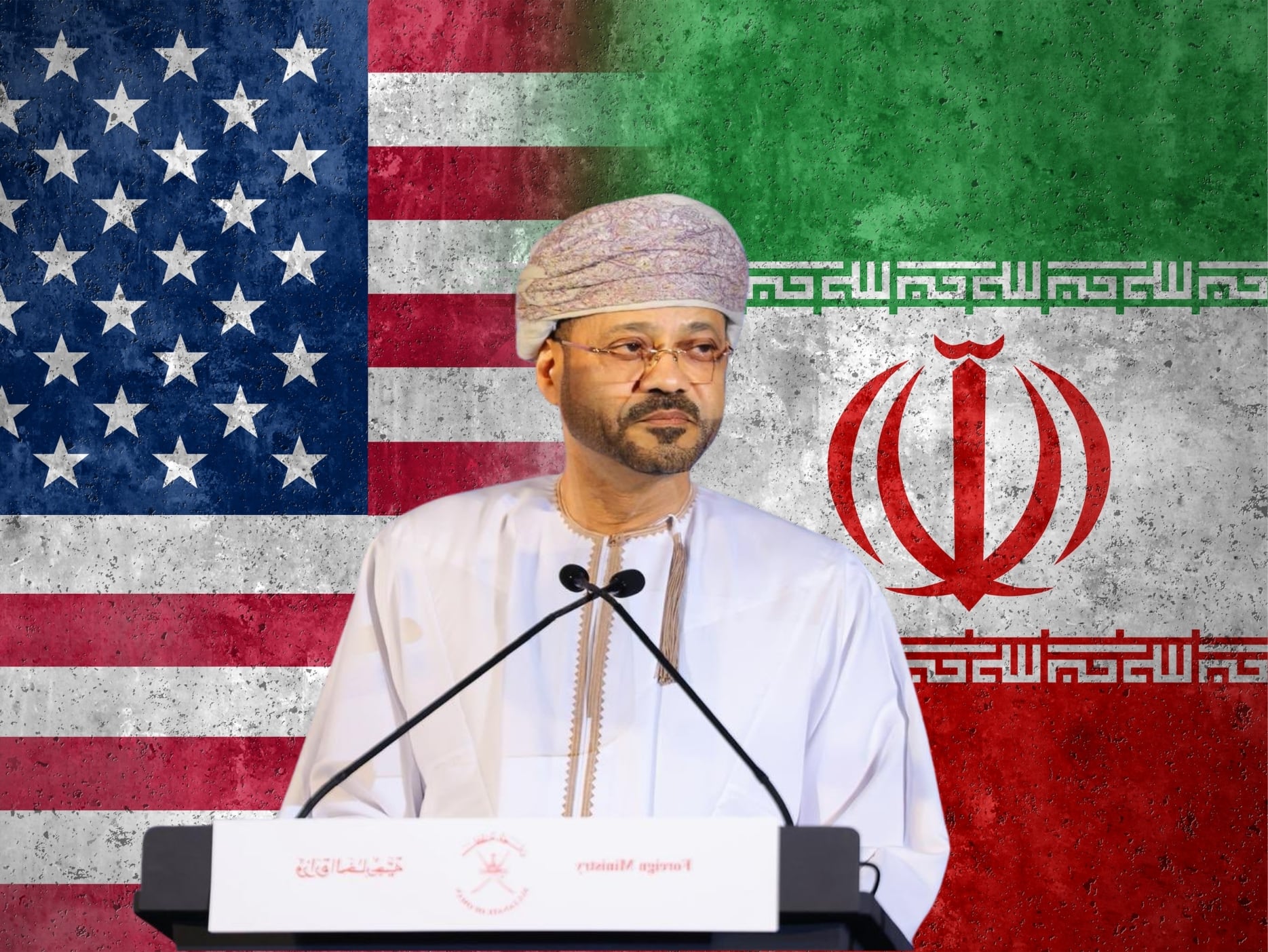 En portada: El ministro de Asuntos Exteriores de Omán, Badr bin Hamad al Busaidi. De fondo: Banderas de Estados Unidos a la izquierda e Irán a la Derecha respectivamente (Crédito: Ministerio de Relaciones Exteriores de Omán / X) (Fondo: Getty Images)