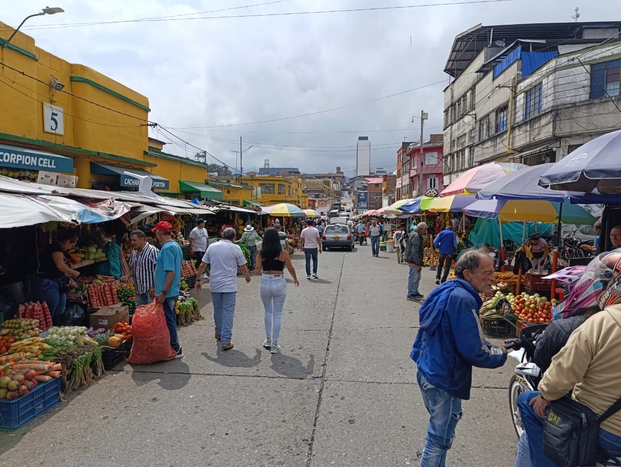 Algunos vendedores informales sobre la carrera 17 en la Galería Plaza de Mercado en Manizales.