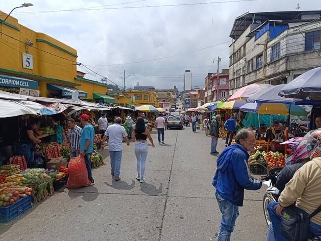 Algunos vendedores informales sobre la carrera 17 en la Galería Plaza de Mercado en Manizales.