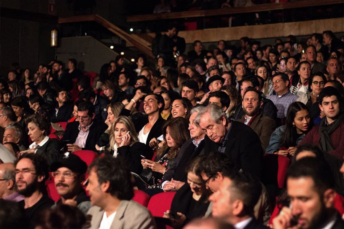 Público de la obra "Amor en tiempos de radio" en el día del estreno.