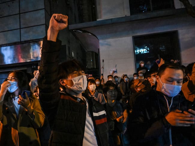 Protestas en Shanghai rechazadno las políticas &quot;cero Covid&quot; impuestas por el gobierno chino. 
(Photo by HECTOR RETAMAL/AFP via Getty Images)