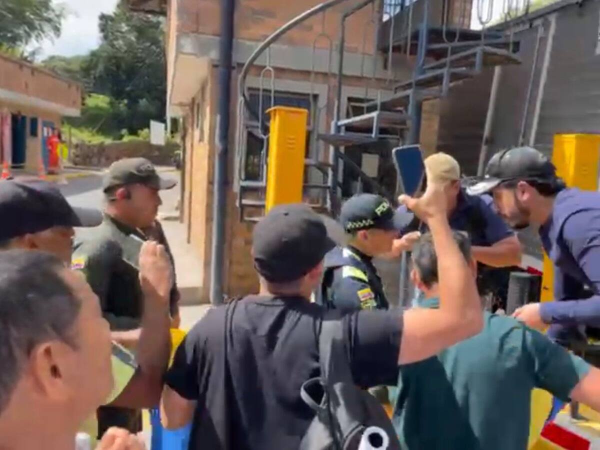 Policía herido durante protesta de la comunidad en el peaje de Los Santos, Santander