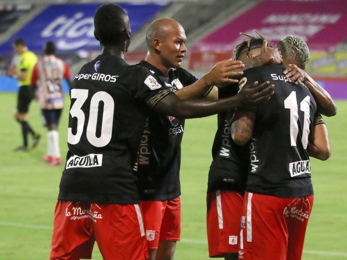 Dos autogoles dan la victoria al América en la final de ida de la Superliga