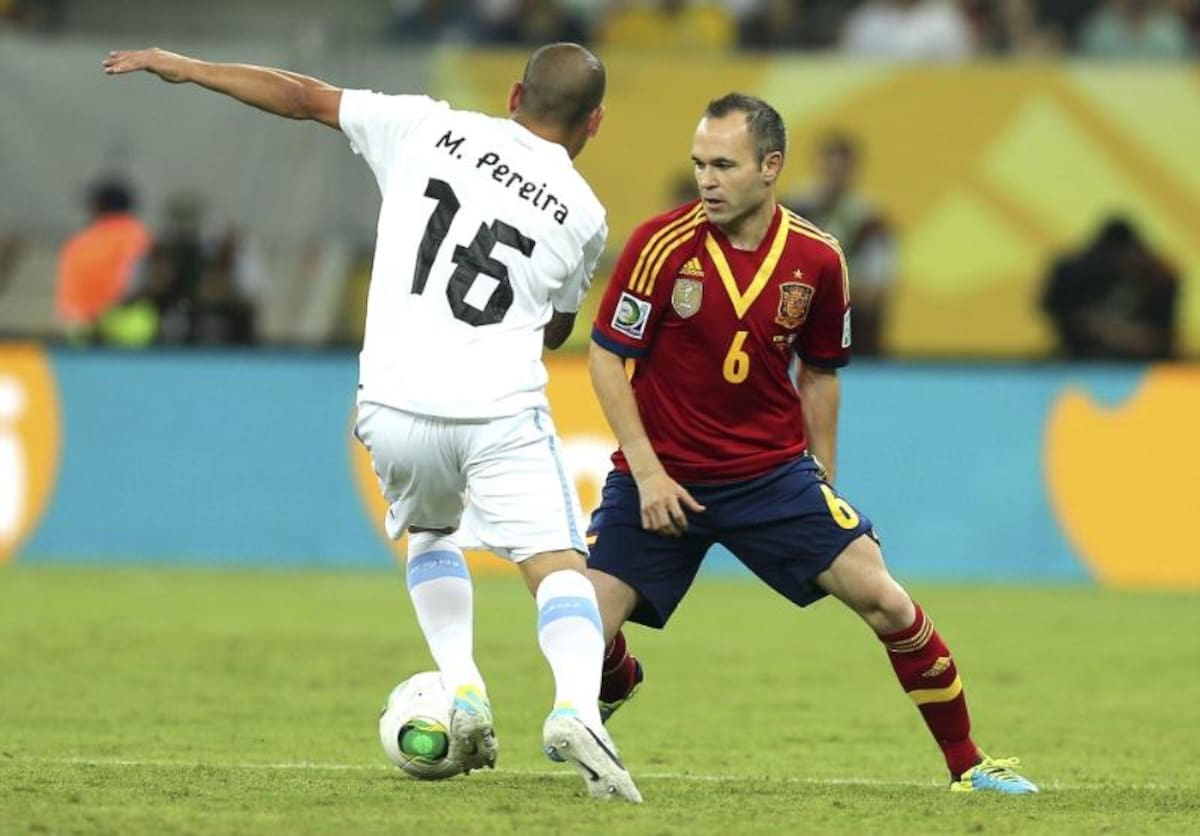 Pereira marca a Iniesta. Foto: EFE
