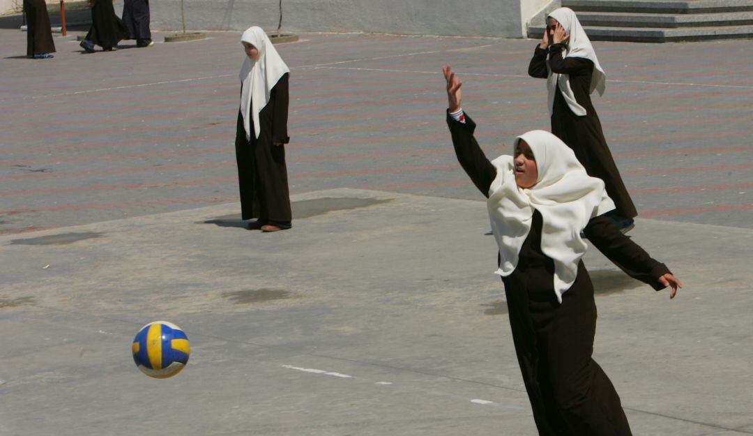 Niñas practicando volleyball en medio oriente. 