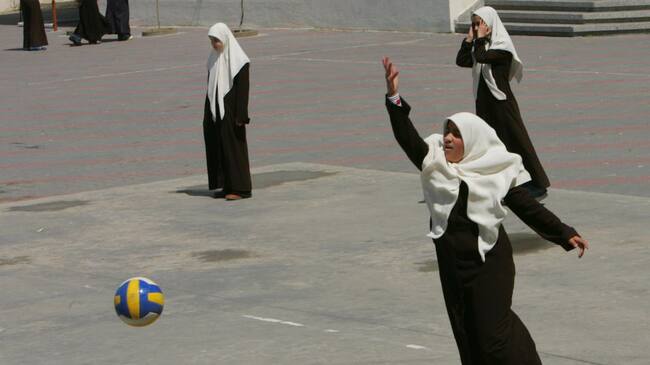 Niñas practicando volleyball en medio oriente.