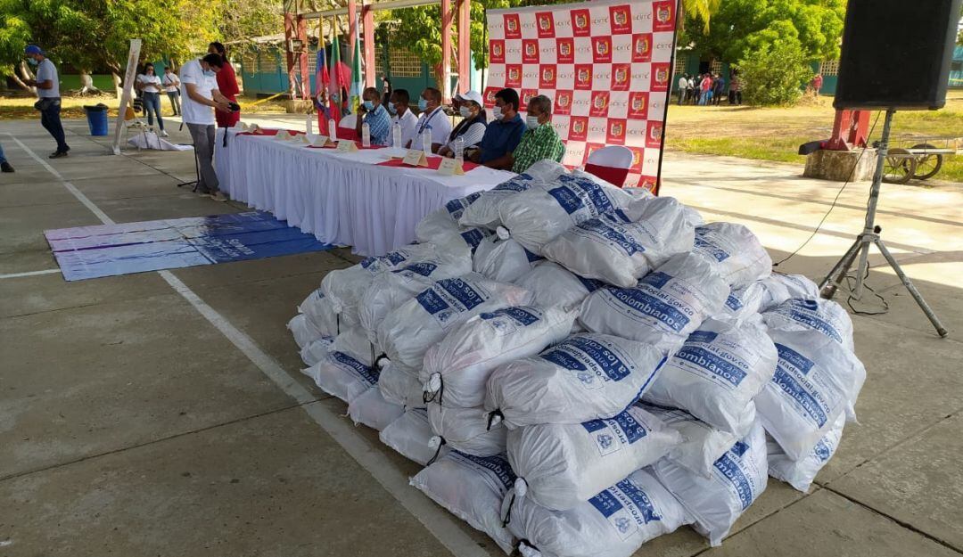 Entrega de ayudas a población vulnerable de Bolívar